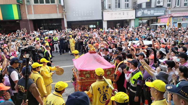 白沙屯媽祖去年5月停駕在鹿港派出所，讓鹿港人為之瘋狂。（民眾提供）