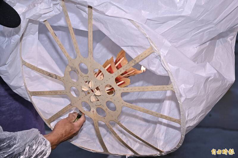 以全紙材作為基座支架的「永續天燈」升空後，可在高空完全燃燒殆盡，大幅減輕對山林的負擔。（記者塗建榮攝）