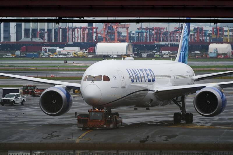 驚!聯合航空客機引擎起火 緊急返降洛杉磯疏散