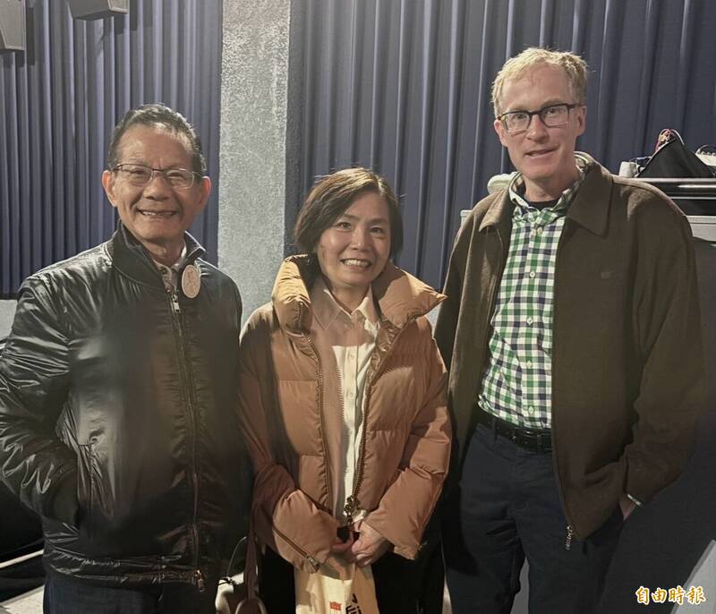 周傑榮（右）與駐溫哥華台北經濟文化辦事處處長劉立欣（中）及其夫婿蔡靜燦（左）合影。蔡靜燦特別自美國專程前來看《大濛》。 （記者張伶銖攝）