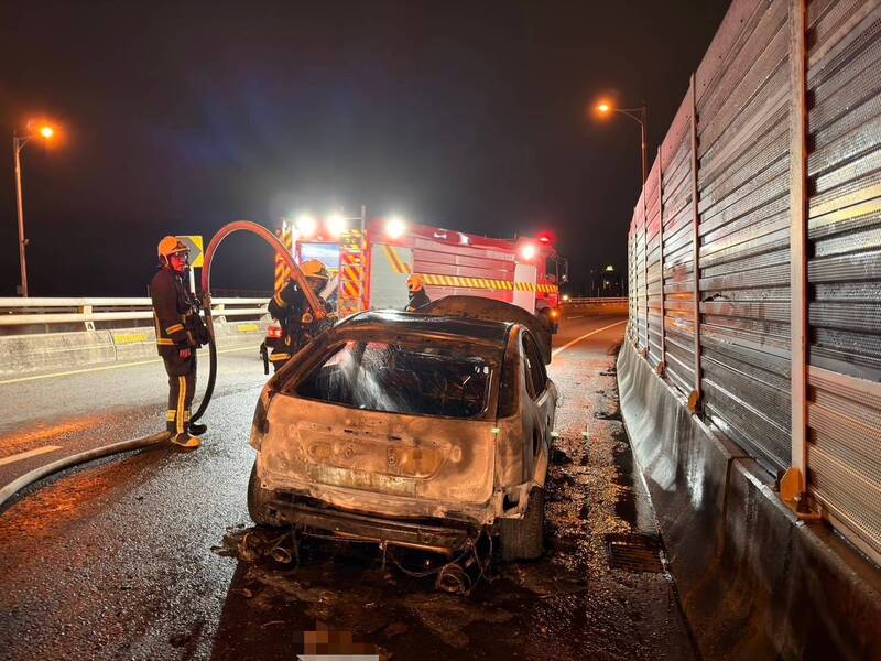 台64線三重段凌晨火燒車 駕駛一度受困破窗死裡逃生
