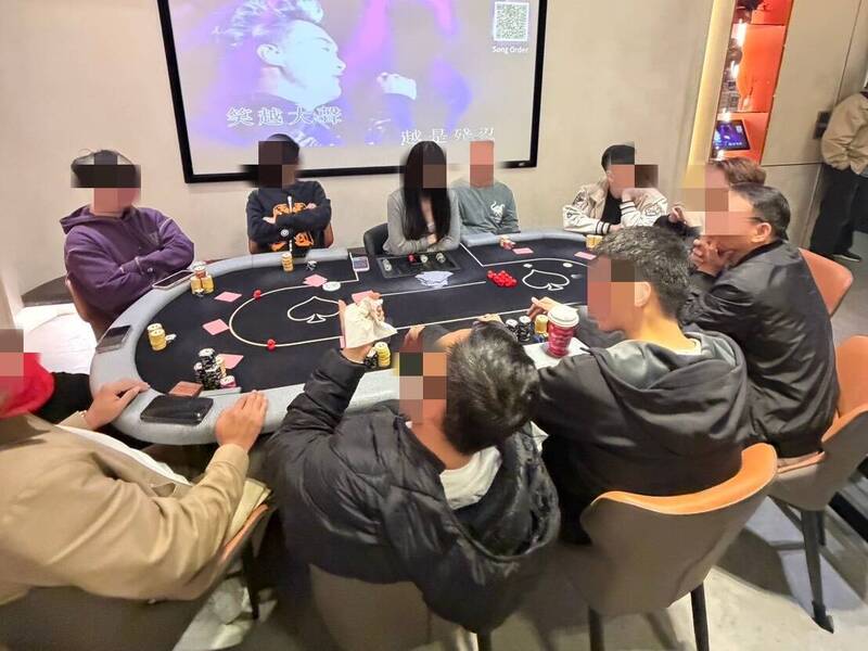 德州撲克職業賭場隱身民宅 中壢警查獲13人 扣賭資逾百萬元