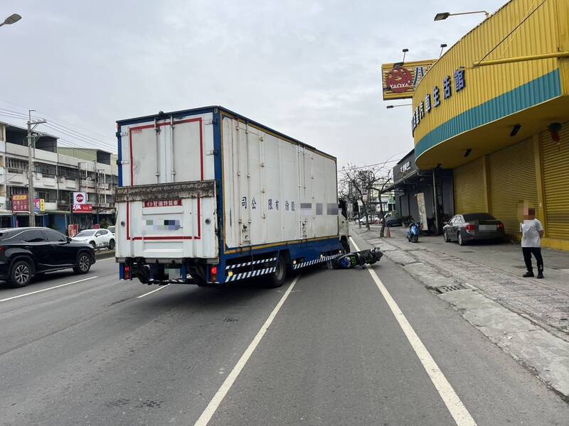 高雄行車糾紛爆肢體衝突? 警:貨車駕駛站不穩跌坐地上
