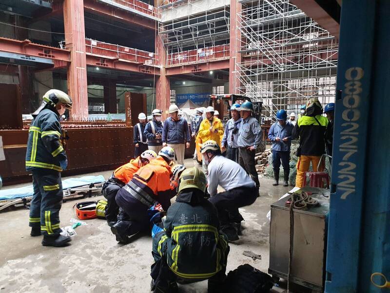 北市「國賓飯店」改建工地工安意外 1工人搬鐵梯失足墜樓不治