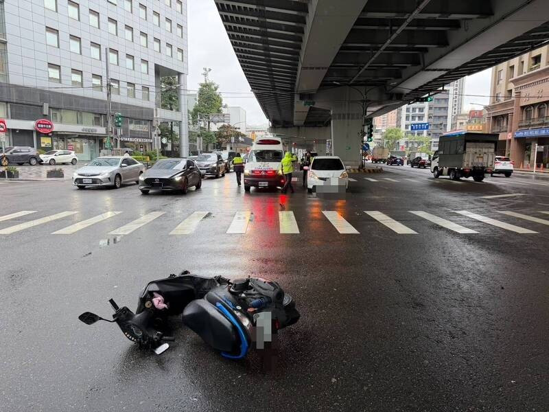 闖紅燈?女中和開車撞左轉機車 騎士右腳慘骨折