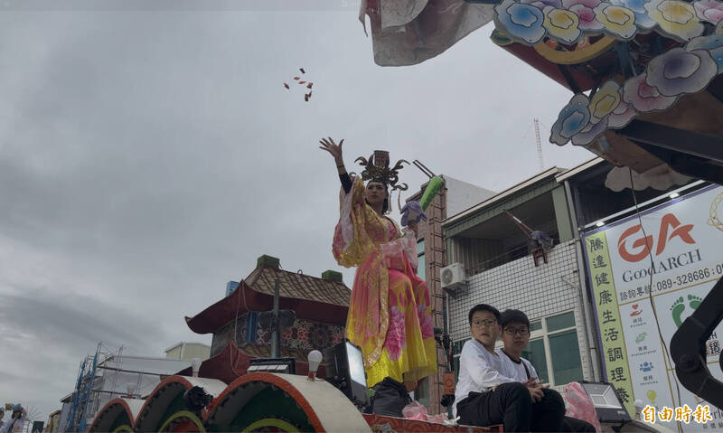 台東「元宵同樂會」藝閣車女童撒糖果 禮生揪唱街頭卡啦OK