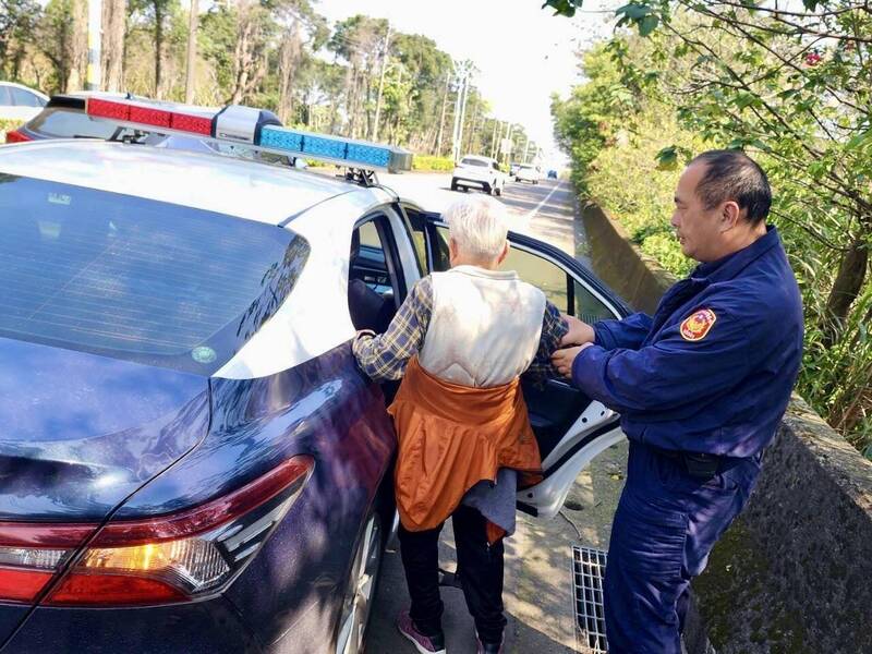8旬婦外出曬太陽迷失方向 龍潭暖警廣播「獻聲」送她回家