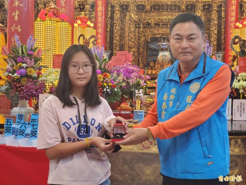 高雄元宵乞金龜最大贏家 油電車、金關帝、金戒指得主都是小五生