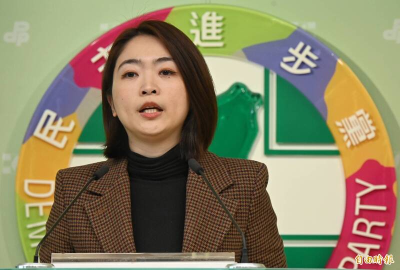 民進黨發言人韓瑩轉述黨主席賴清德中常會發言內容。（記者劉信德攝）