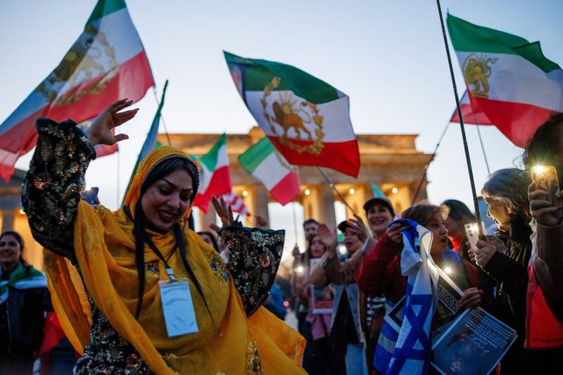 哈米尼遭斬首!全球伊朗人大跳「川普舞」 指定1經典曲