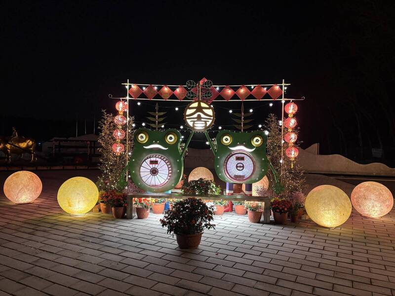 竹崎親水公園設「竹竹、崎崎」樹蛙藝術燈 3/6邀遊客同樂