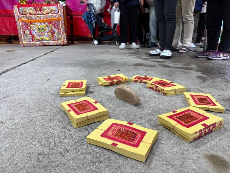 罕見!馬公山水上帝廟乞龜出現立杯 她幸運獲1錢黃金龜