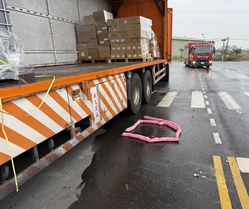 台南貨櫃車化學物質洩漏!廠商緊急止洩 消防人員警戒