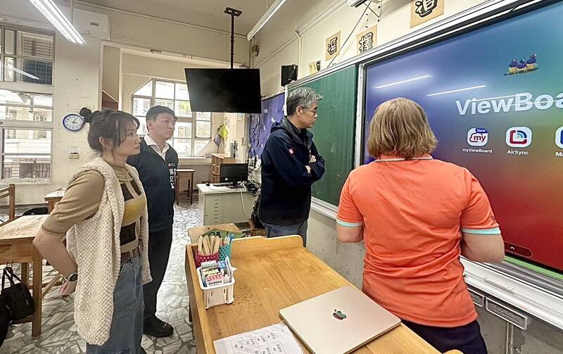 智慧教學再升級 高雄公立高中職2月完成「班班有大屏」