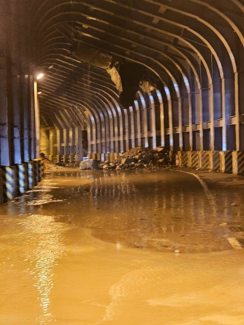 雨彈轟炸蘇花公路土石坍流 和仁崇德漏夜預警封閉「只出不進」