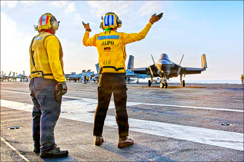 美軍中央司令部發佈的影像顯示，美國海軍航空母艦「林肯號」上的F-35C戰機準備升空，執行「史詩怒火行動」任務。（美聯社）