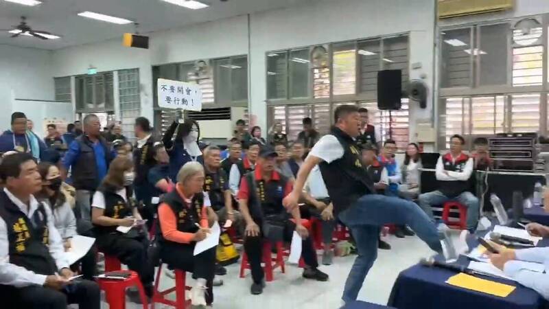 踹桌收到傷害罪起訴書 張峻酸：傅崐萁脆弱的心受傷了