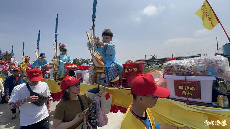 台南佳里金唐殿「蕭壠香」遶境 百足真人蜈蚣陣灑糖、民眾搶撿
