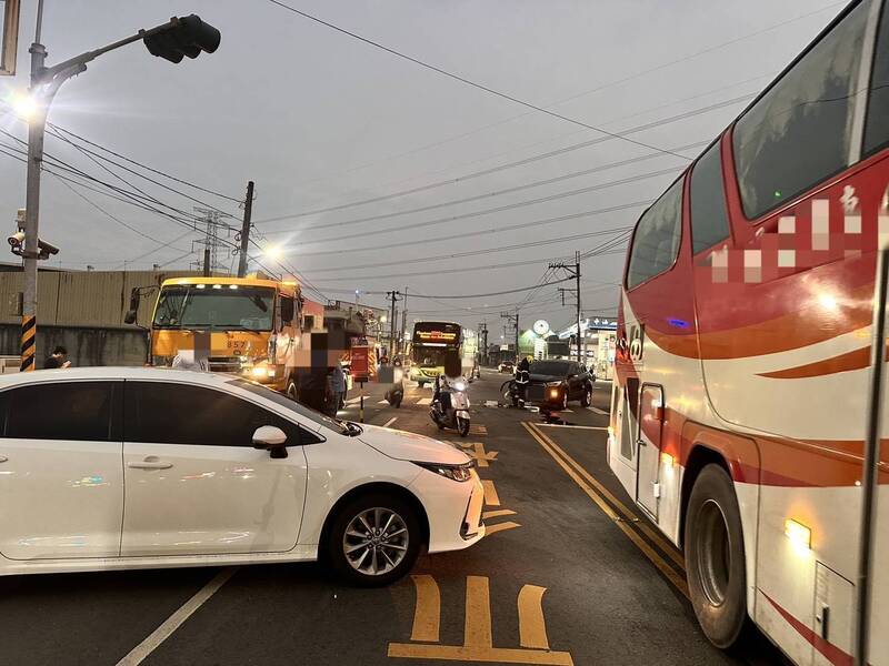 養足精神再上路！疑因疲勞駕駛20分鐘2車禍 東港警奔波趕場