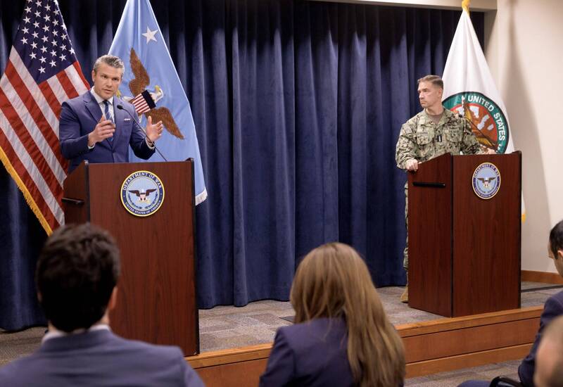 美國國防部長赫格塞斯則表示，美軍接下來在伊朗上空與周邊的兵力與能力部署「還會再提升」。（歐新社）