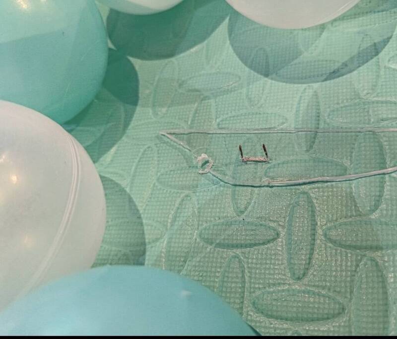 桃園展演中心樂園球池踩碎片 工作人員只說「喔」撿起繼續滑手機