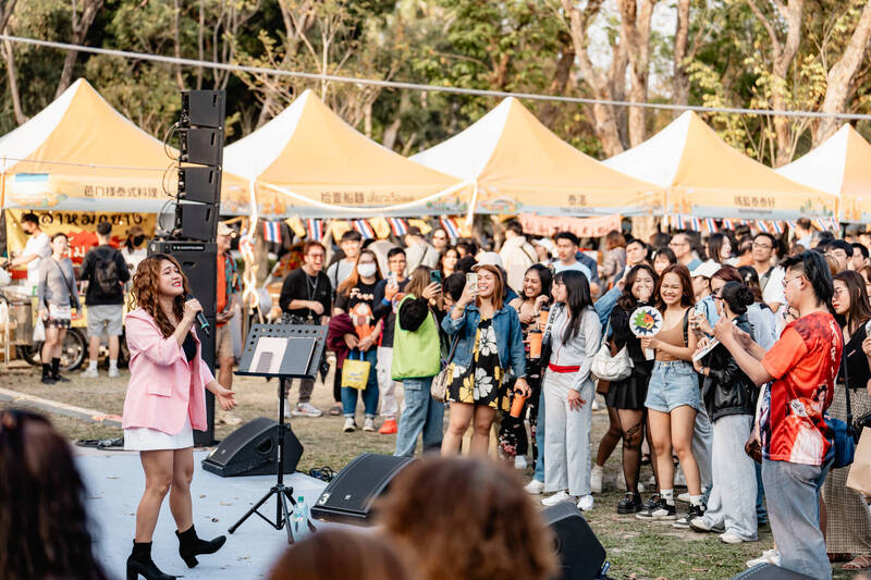 2026日光海島生活節規模全面升級，8國演出卡司、6場戶外講座、多國質感品牌市，吸引大批民眾與新住民參加。（圖由行國處提供）