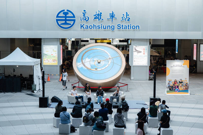 One-Forty創辦人陳凱翔與金典獎作家簡永達於高雄車站下沉式廣場，與來自菲律賓及印尼的朋友進行深度對談，讓車站場域化身為最溫暖的文化交流平台。（圖由行國處提供）