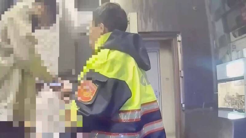 北市母女檢舉違停險遭撞 駕駛加速逼車還嗆「撞行人怎麼樣」!