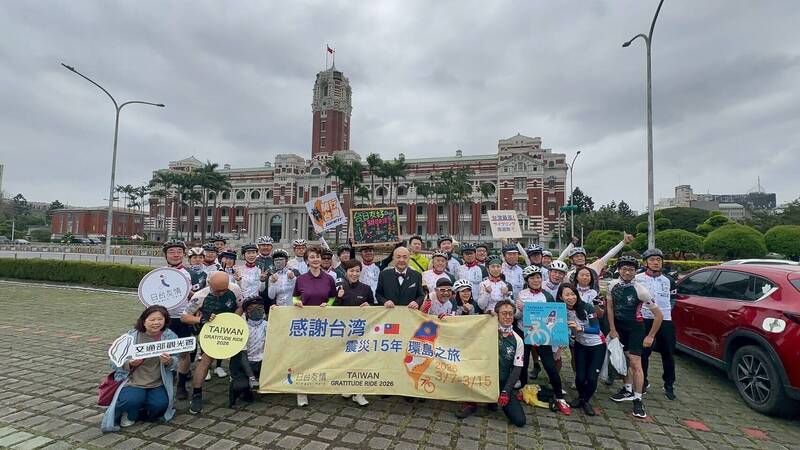 日本志願單車隊發起「東日本震災 15周年感謝台灣環島之旅」，7日已於總統府前正式啟程，將展開為期9天900公里的環台之旅。（圖由杰果國際提供）