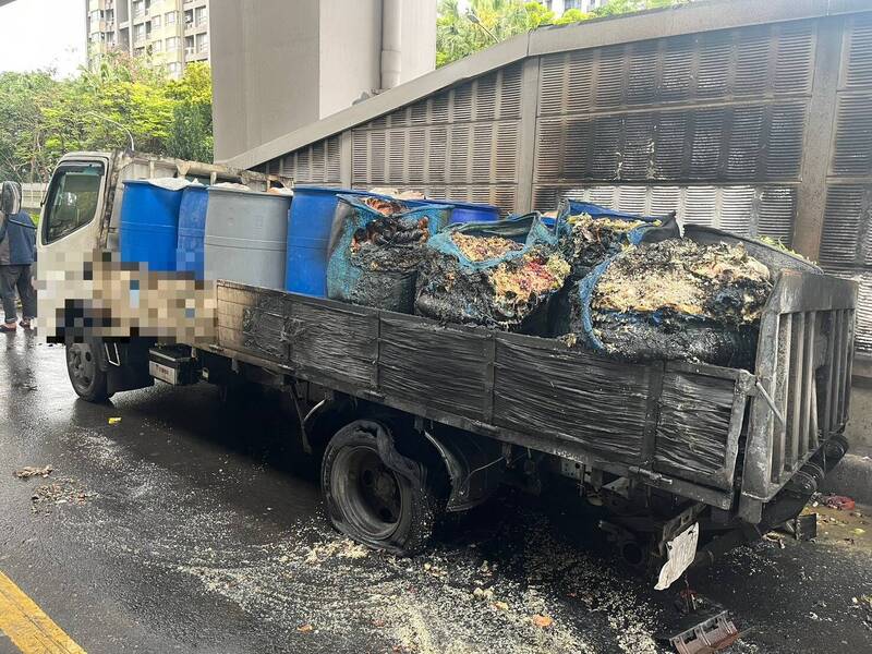 內湖環東大道匝道貨車起火 駕駛驚見後車斗竄煙倉皇逃生