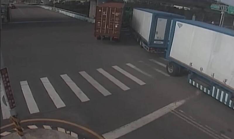 狹路相逢卡路口!彰化埔心「街頭巨獸」右轉互不相讓 警將循線開罰