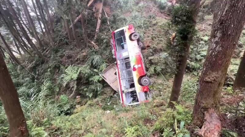 南投杉林溪巴士墜谷1死7傷 園方:司機行駛年餘熟悉路況