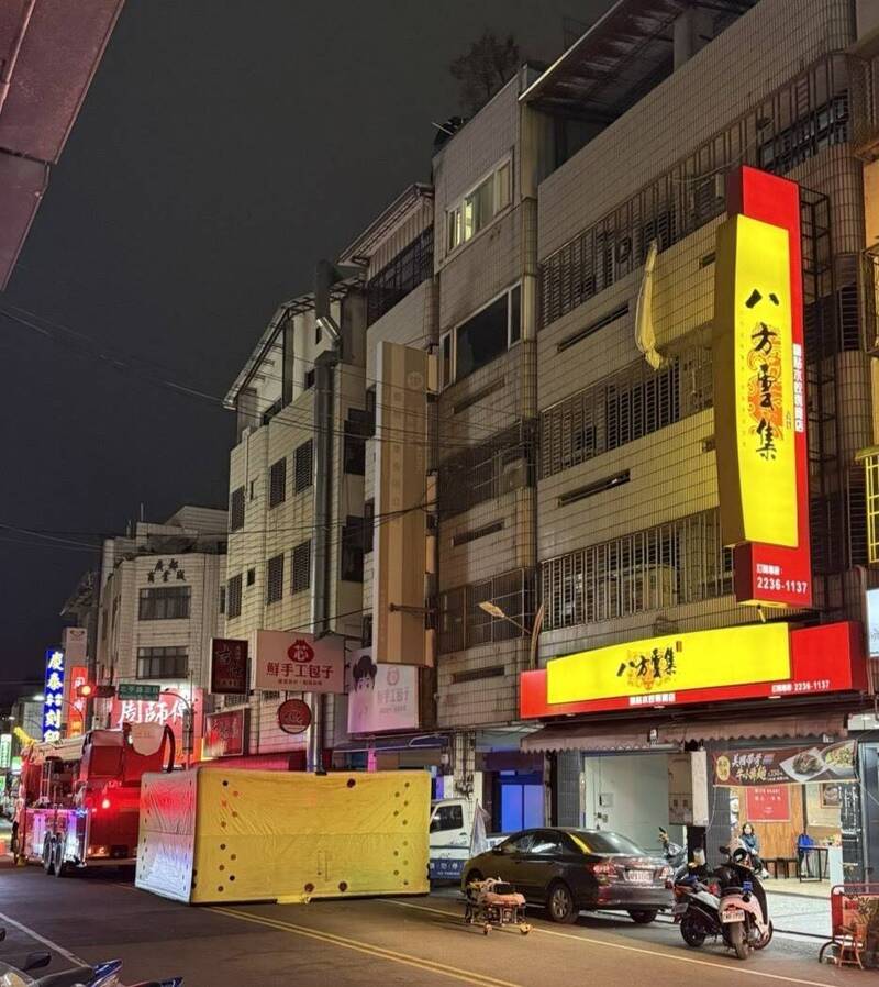 男跨坐女兒牆嚇壞路人！警消急部署氣墊對峙3小時 台中北屯街頭一度封路