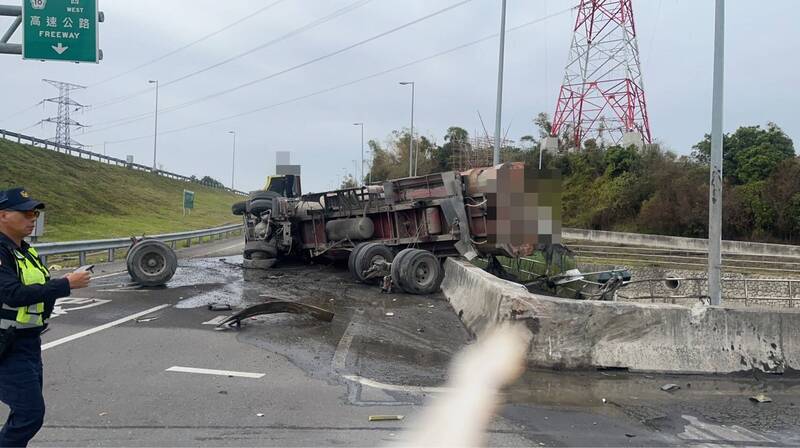 國10燕巢交流道曳引車闖紅燈撞轎車 4人輕傷