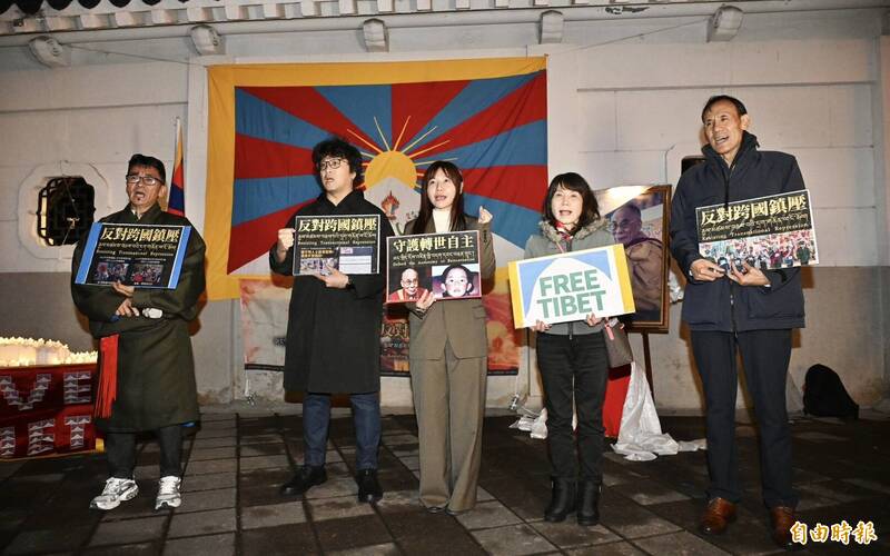 西藏抗暴67週年燭光晚會 紅衣男鬧場放炮被警方帶走