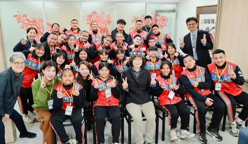 花蓮舉重小將抱回滿滿獎牌 獲蔡英文請客、蕭美琴接見鼓勵