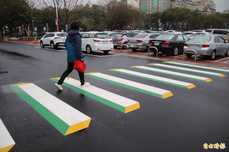 新竹縣政府前的斑馬線「漂」起來了  車輛行經記得減速