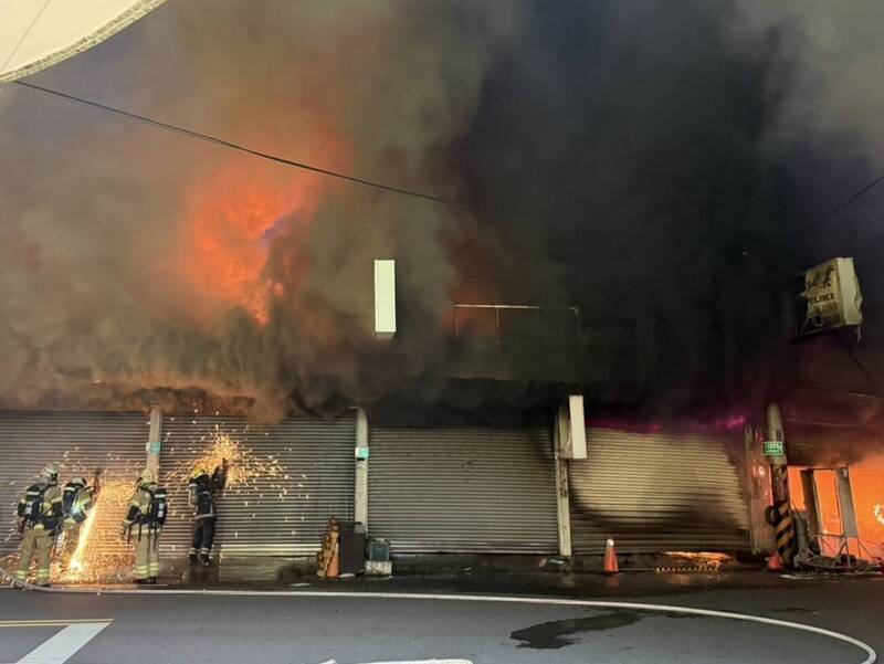 永康區二王路鐵皮厝發生火警，迅速延燒，消防隊全力搶救。（民眾提供）