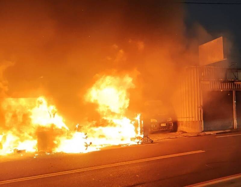 永康區二王路鐵皮厝發生火警，延燒迅速，烈焰不斷竄出。（民眾提供）