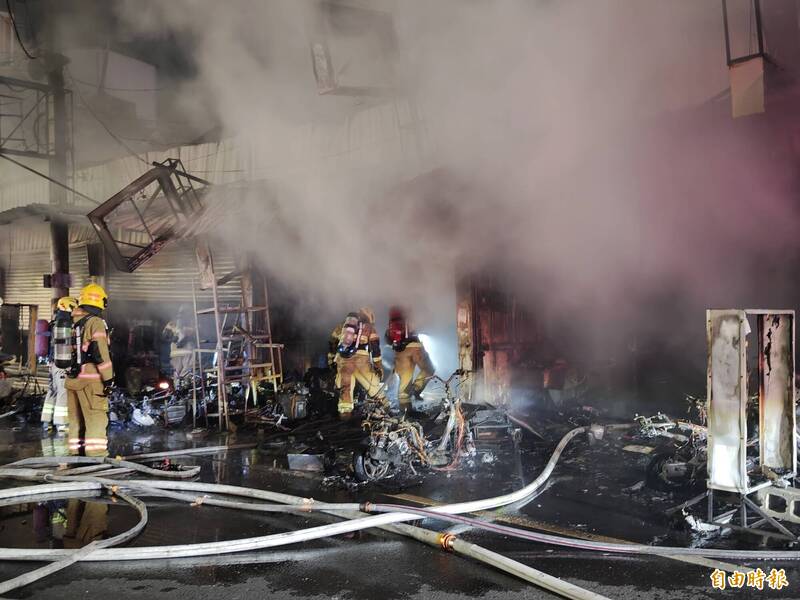 火勢控制後，消防隊員入內搜救。（記者吳俊鋒攝）