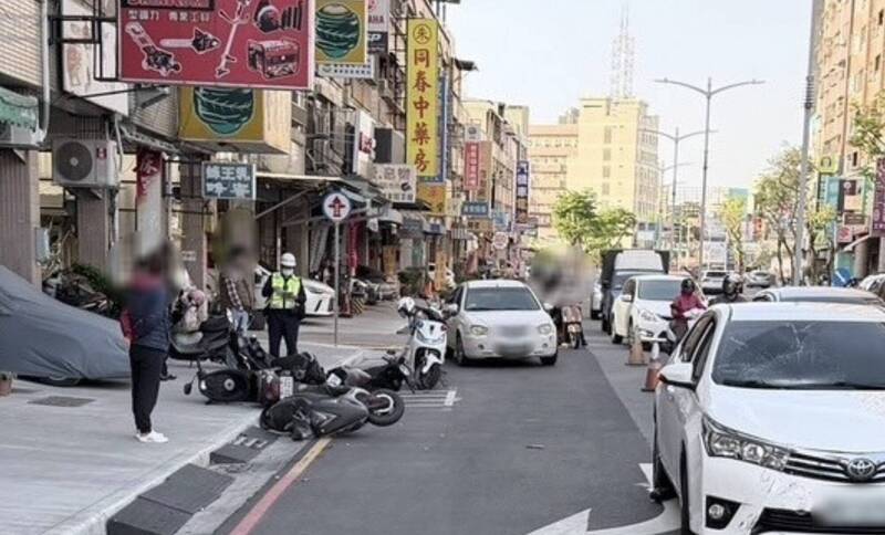 高雄三民區汽車追撞騎士傷 停路邊3機車慘遭擦撞