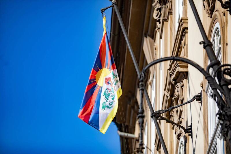 西藏抗暴67周年 捷克參議院掛西藏旗 提案反對中國干涉達賴喇嘛繼任