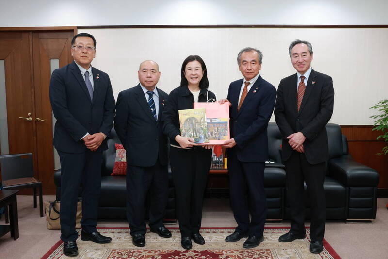 日本宇土市議會議長野口修一率團拜會台南市議會，由議長邱莉莉接待。（南市議會提供）