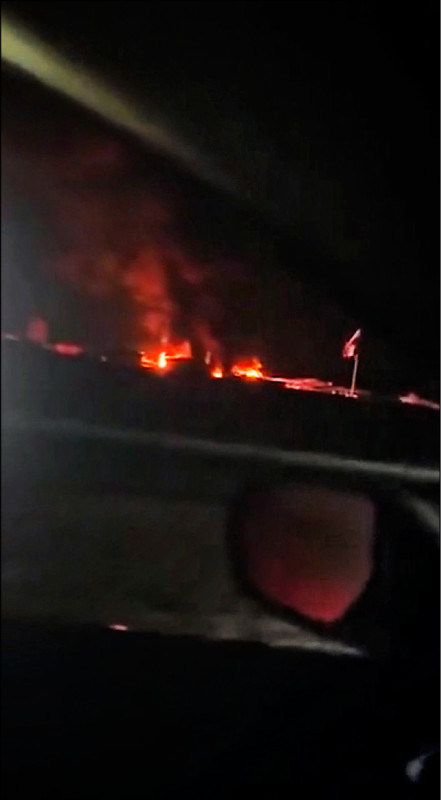 與伊拉克庫德族自治區首府阿比爾相距約四十公里的馬拉卡拉基地，十三日遭兩架無人機攻擊，造成駐紮當地的法軍一人死亡，為第一次有法國軍人在中東戰爭中陣亡。圖為基地遇襲時冒出的火光與煙霧。（路透）