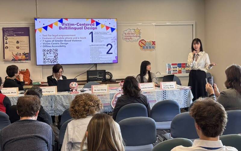 讓國際看見!桃市警局婦幼隊警員鍾若然赴美發表「多語防暴電子書」