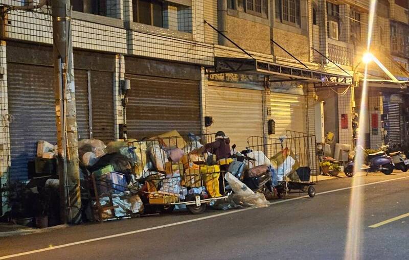 扯!回收物囤滿家門口淹到大馬路 連進香團遊覽車都要讓