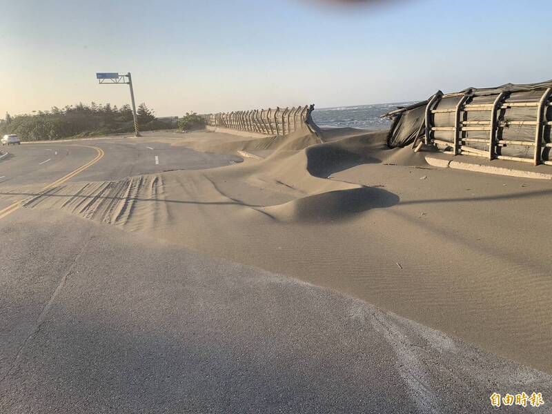 新竹南寮大道全是飄沙 高虹安被酸忙擺拍出國不管風飛沙