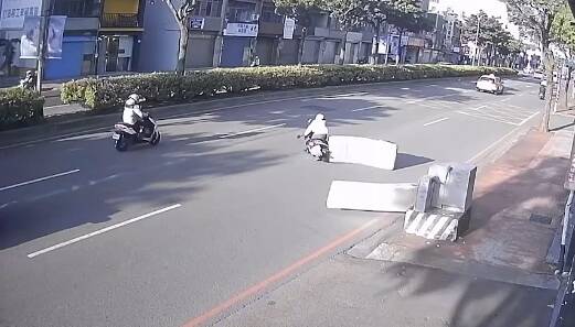 強風將路旁床墊吹飛到路上 碰女騎士害摔倒還被後車撞
