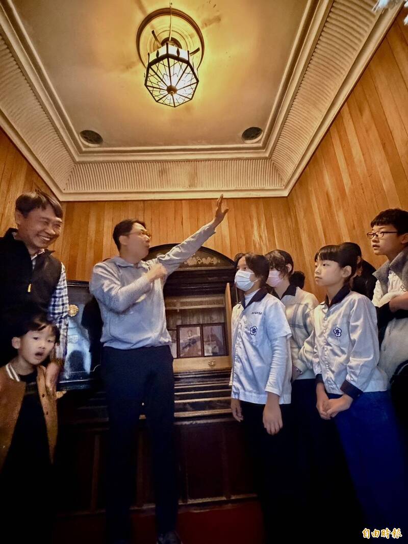 全台唯二! 台南立人國小師生開箱歷史秘境「奉安室」