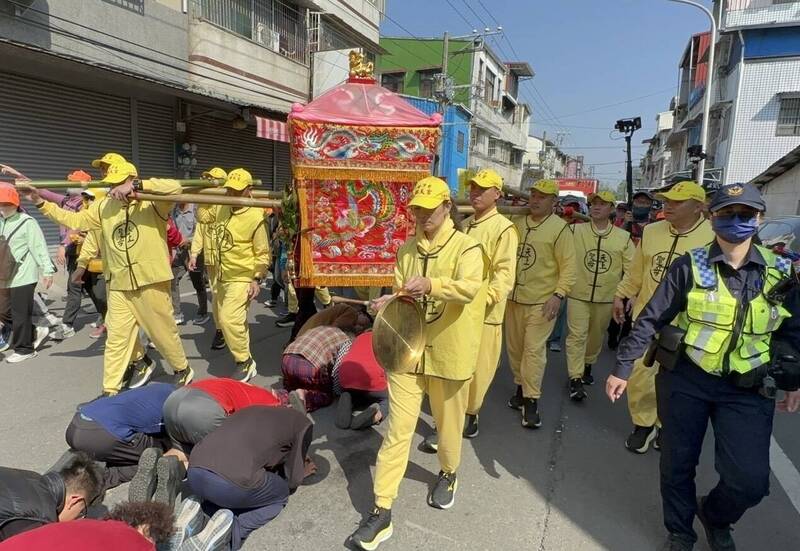 「粉紅超跑」來了!屏東里港玉賢宮開廟門 迎媽祖贊境熱鬧滾滾